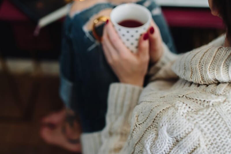 kaboompics_Woman-drinking-hot-tea-in-her-home-office-683×1024